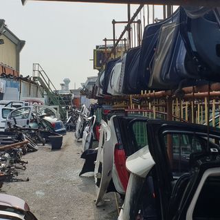 Le autodemolizioni dove venivano tenuti i pezzi di auto rubate