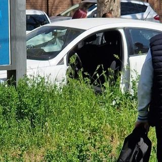 Un’intera portiera strappata dall’auto: continuano i furti