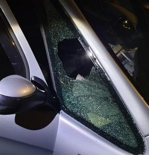 Scassinatore apre un'auto e dentro trova una piccola “enoteca”: la polizia lo scopre con una refurtiva di vini pregiati