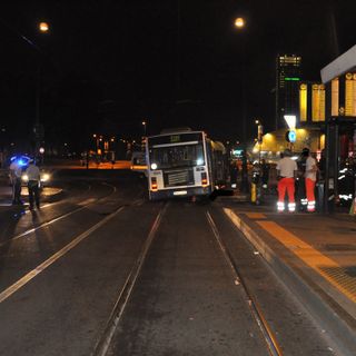 Tragedia alla fermata di Porta Susa: pedone investito appena sceso dal bus, morto