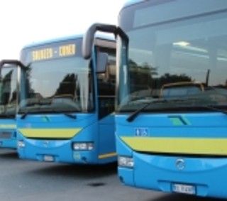 Un autobus con 25 studenti a bordo esce di strada e finisce in un fosso: tutti illesi