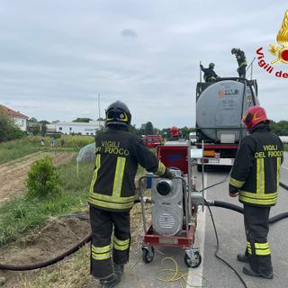 Santena, autocisterna si ribalta in un campo: lungo intervento dei vigili del fuoco per la messa in sicurezza; traffico in tilt