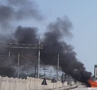 L'Esercito contribuisce a spegnere l'incendio di un automezzo all'eroporto di Caselle