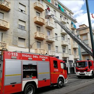 Incendio nelle cantine di un condominio di Largo Cigna a Torino, sette persone intossicate