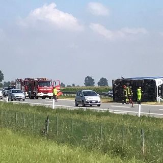 Camion si ribalta nei pressi dello svincolo di Marene sull'A6 in direzione Savona