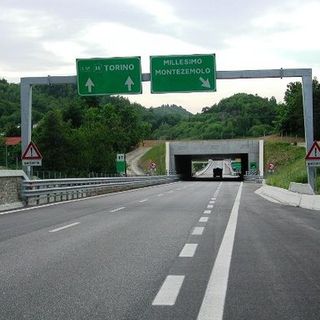 Carrù, incidente lungo la Torino-Savona: coinvolta una ragazza con la sua automobile