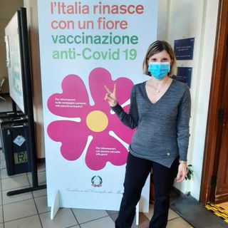 donna vaccinata anti covid