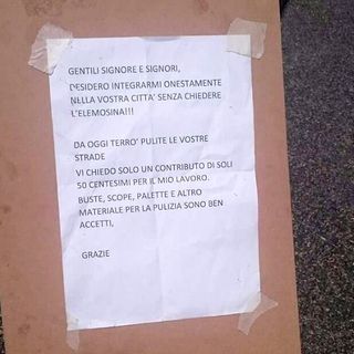 Torino, un immigrato si offre di pulire le strade chiedendo 50 centesimi