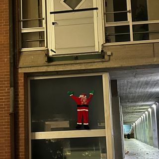 Babbo Natale sotto una porta chiusa