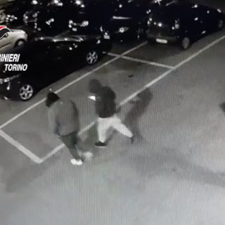 Strambino, i carabinieri scoprono una baby gang che avevano imbrattato i muri della stazione