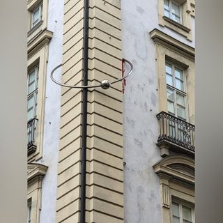 A Torino i piercing si trovano anche sui palazzi: il caso di "Baci Urbani" A Torino i piercing si trovano anche sui palazzi: il caso di "Baci Urbani"