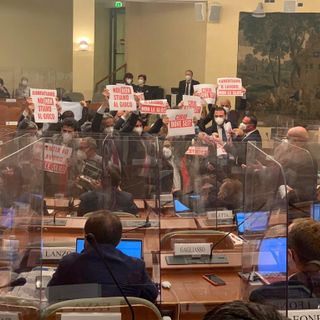 Gioco d'azzardo, bagarre in Consiglio regionale: arriva il &quot;canguro&quot; e le opposizioni occupano l'aula