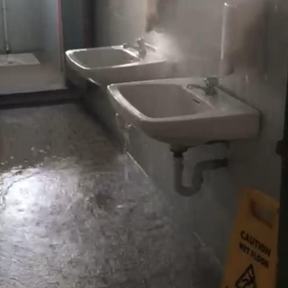 Si rompe un tubo all'istituto Majorana di Moncalieri: bagno allagato, cadono pannelli da un controsoffito