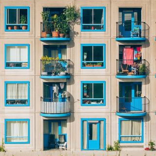 Balconi fioriti e colorati di un condominio