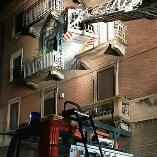 Si stacca la ringhiera del balcone, un uomo cade dal secondo piano: attimi di terrore in via Pinerolo