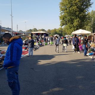 &quot;Libero scambio&quot;, in Via Carcano sono più di duecento