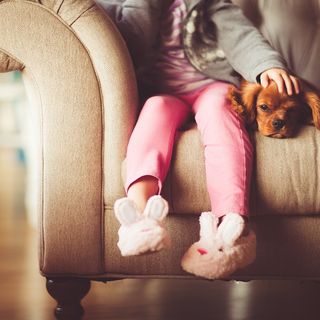 bambina seduta sul divano