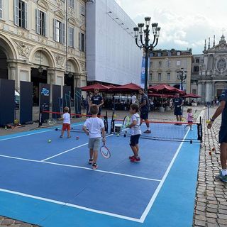 bambini a tennis in piazza