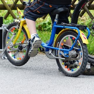 Codice della strada, Rosso (FI): “Obbligo del casco fino ai dodici anni per i bambini che vanno in bicicletta”