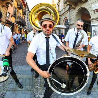 Musica "di strada" a Bardonecchia per festeggiare Ferragosto, prima delle fontane danzanti