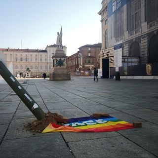 La bandiera della pace colpita simbolicamente da un missile