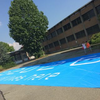 Lo striscione pro-Olimpiadi Torino 2026 all'ex-Thyssen: oggi flashmob