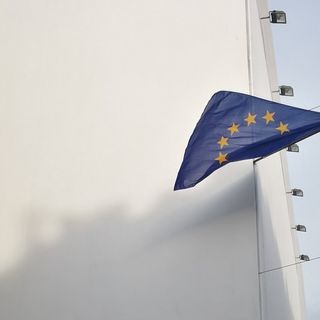 Via Po con le bandiere Ue pronta ad accogliere i Sì Tav: stop ai bus e al traffico in centro