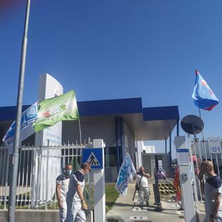 bandiere sindacati alla maserati