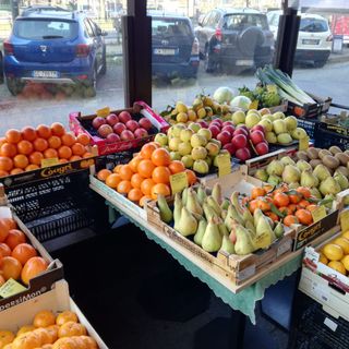 Banchi di frutta e verdura al bar Caffetteria del Re di corso Re Umberto