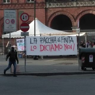 In Piazza Borgo Dora spunta “Bariccopoli”, presidio permanente davanti alla Scuola Holden