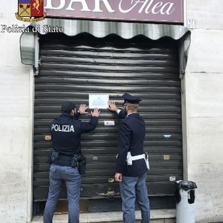 La polizia chiude un bar di via Lauro Rossi