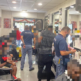 Niente distanziamento né mascherine: la polizia chiude un salone da barbiere di corso Regina Margherita
