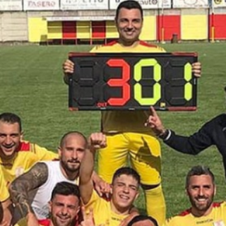 Manuele Barison nel giorno dei festeggiamenti per i 300 gol nel calcio piemontese