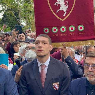 belotti e don riccardo di fronte alla lapide