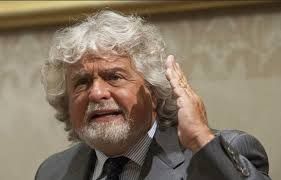 Beppe Grillo contestato a Torino dai No Vax: &quot;Menzomnia&quot;