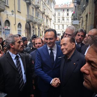 Berlusconi a Torino per Cirio: folla e follia per una foto