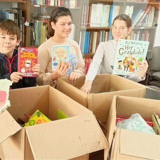 bimbi che leggono libri
