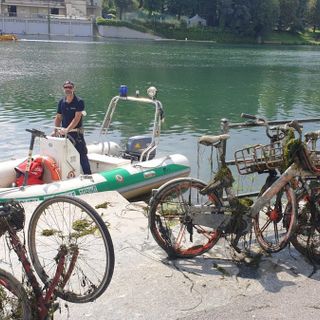 bici e monopattini riportati a riva
