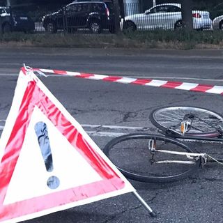 Identificato il ciclista morto dopo essere stato travolto da un'auto della polizia: indagini sulla dinamica