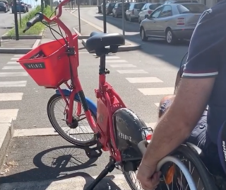 La bici è parcheggiata sul percorso ciclopedonale, disabile bloccato: &quot;Tutto questo è normale?&quot;