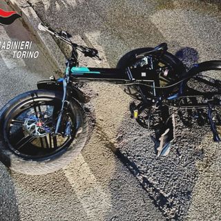 Quel che resta della bicicletta su cui viaggiava la vittima