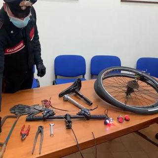 Ladro di biciclette prima rubava i mezzi a pedali e poi li smontava: arrestato