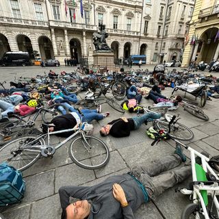 “Stufi di piangere l’ennesimo morto”: a Torino i ciclisti in rivolta chiedono sicurezza [FOTO E VIDEO]