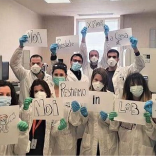 Il Coronavirus con gli occhi del biologo: "Di solito siamo poco considerati, ma il nostro ruolo in laboratorio è fondamentale"