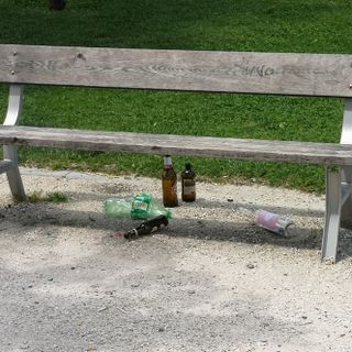 Bottiglie, cocci e rifiuti abbandonati ai giardini di via Cavalli e nell'area gioco dei bimbi: gli "avanzi" di una festa notturna [FOTO E VIDEO]