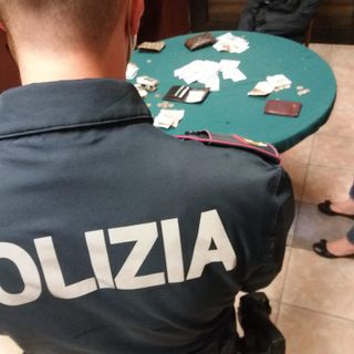 L’ultima saletta del bar nascondeva una bisca clandestina: denunciati in cinque