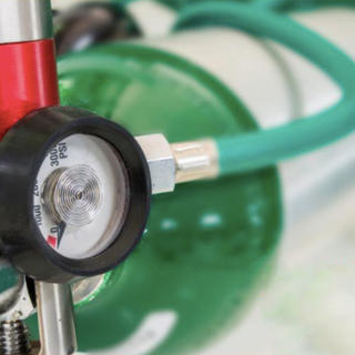 Mancano le bombole d'ossigeno, i farmacisti: &quot;Chi può le restituisca&quot;. Per ora l'emergenza non coinvolge i malati Covid