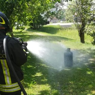 Una bombola in fiamme allarma i pompieri: in corso delicato intervento ad Almese