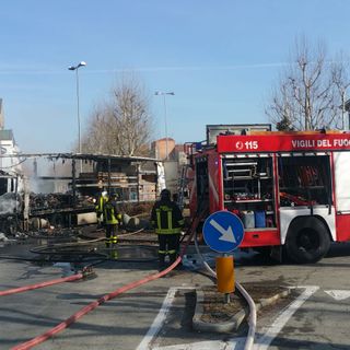 Un camion prende fuoco a Borgaro Torinese, salvo per miracolo il conducente (FOTO e VIDEO)