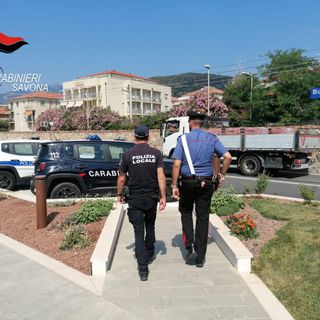 Diciottenne di San Secondo di Pinerolo derubata dello zaino in spiaggia: arrestati tre extracomunitari